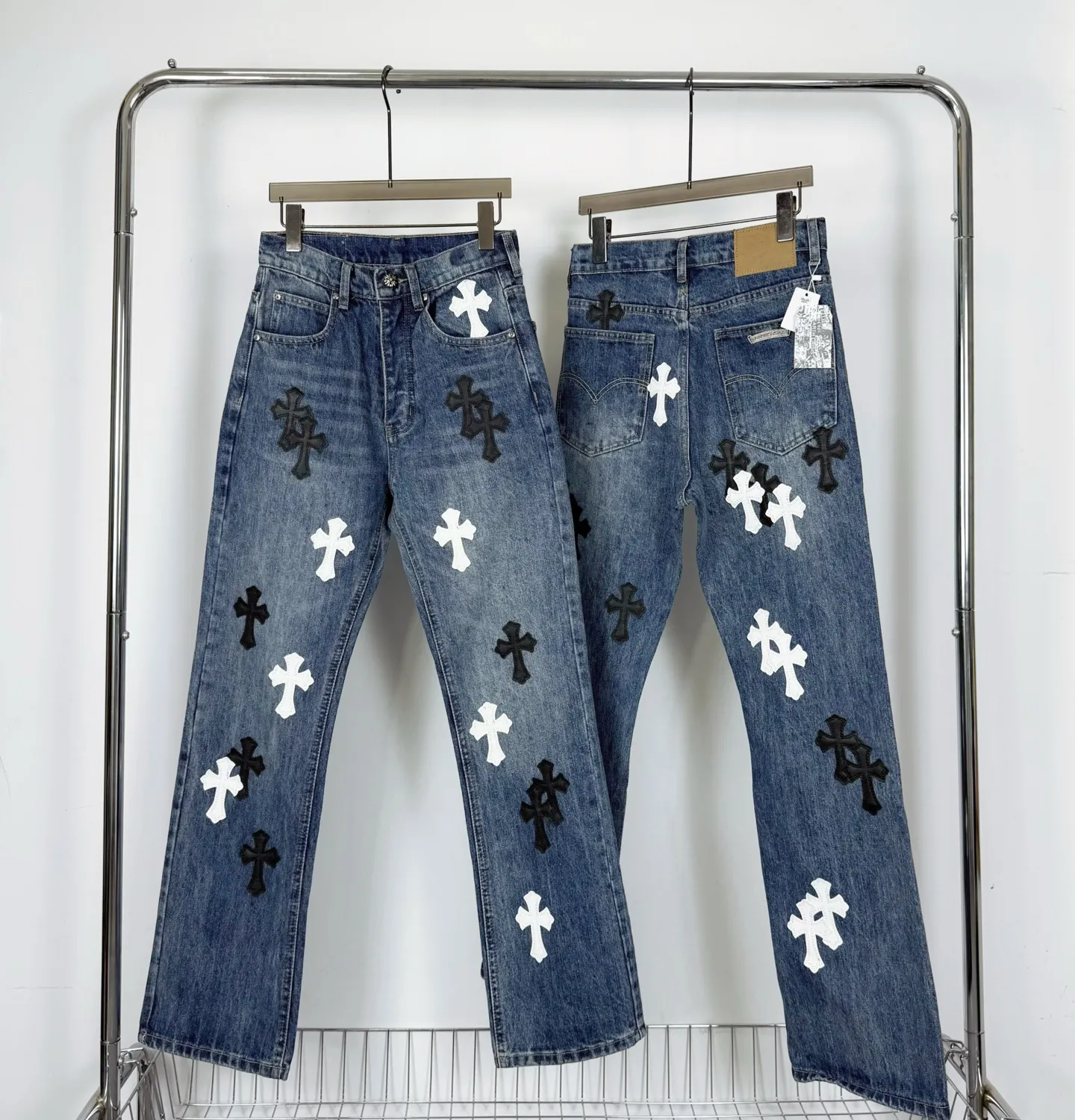 P240 model number: H862 chrome hearts & chrome hearts Micro-flared bamboo jeans Three-dimensional version Loose and comfortable, not picky about the body shape Makes you look taller and slimmer Factory quality control Original factory quality control Same style for men and women Can be matched with couples Versatile recommendation Must-have jeans for all seasons Fashionistas have been disappointed From the quality selection of fabrics, the tailoring of details, and the matching of patterns are impeccable! The upper body is so handsome when worn...it can be easily worn by men, women and children! The craftsmanship is made of heavy-duty washed pure cotton denim fabric. After washing, it is soft and thick and looks very stylish when worn. Size: 28, 30, 32, 34, 36 (S-XXL) Color: black